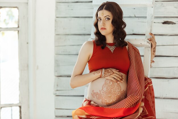 Jak wybrać idealnie dopasowaną odzież dla kobiet w ciąży i karmiących?